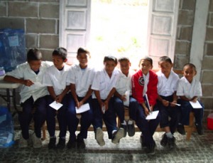 Honduras-kids-on-bench